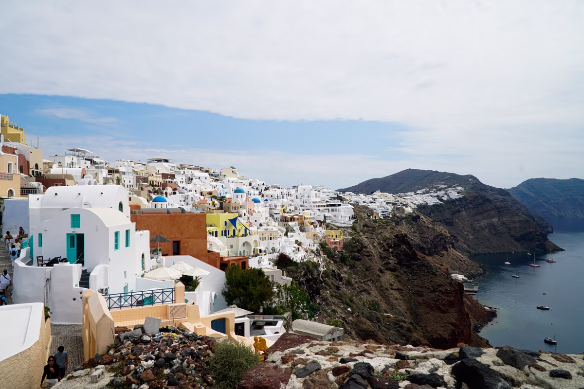 AADE-Kontrollen auf Santorin und Naxos: 'Schwere Glocken' und 'Vorhängeschlösser' für Unternehmen