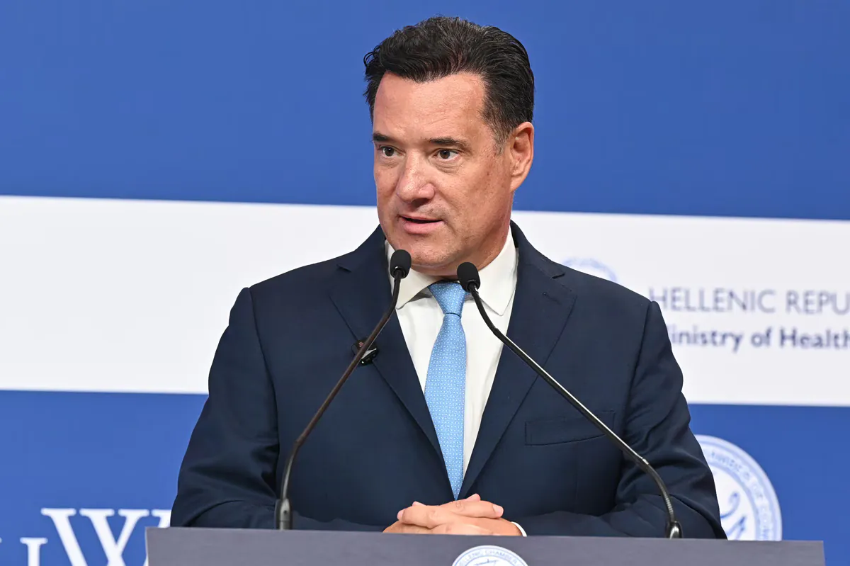 Adonis Georgiadis stellt KI-System für die Kontrolle privater Arztpraxen vor
