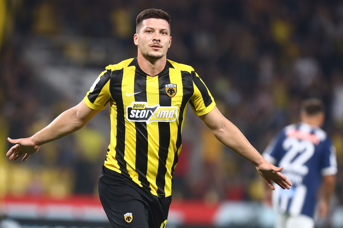 AEK Athen dominiert Heraklis: Varga und Jović treffen früh zum 2:0-Auftaktsieg