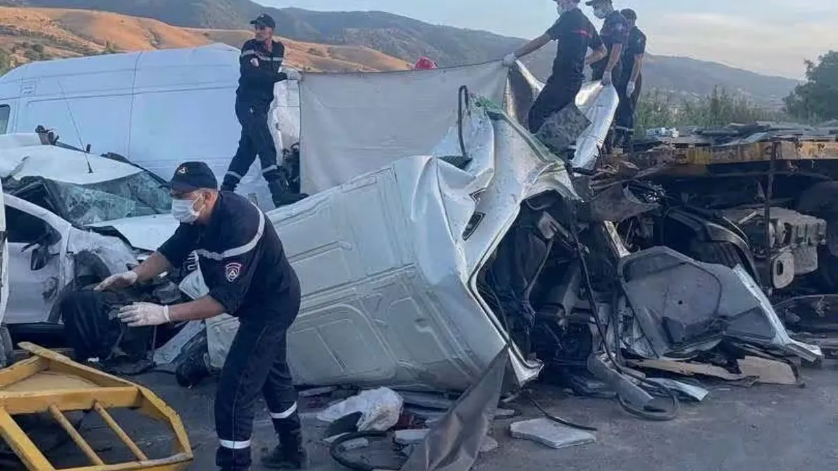 Algerien: Zehn Tote bei Karambolage mit Lkw und zehn Fahrzeugen