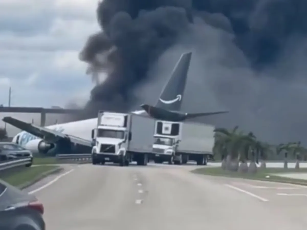 Amazon Boeing 767 verlässt Rollbahn am Flughafen Miami
