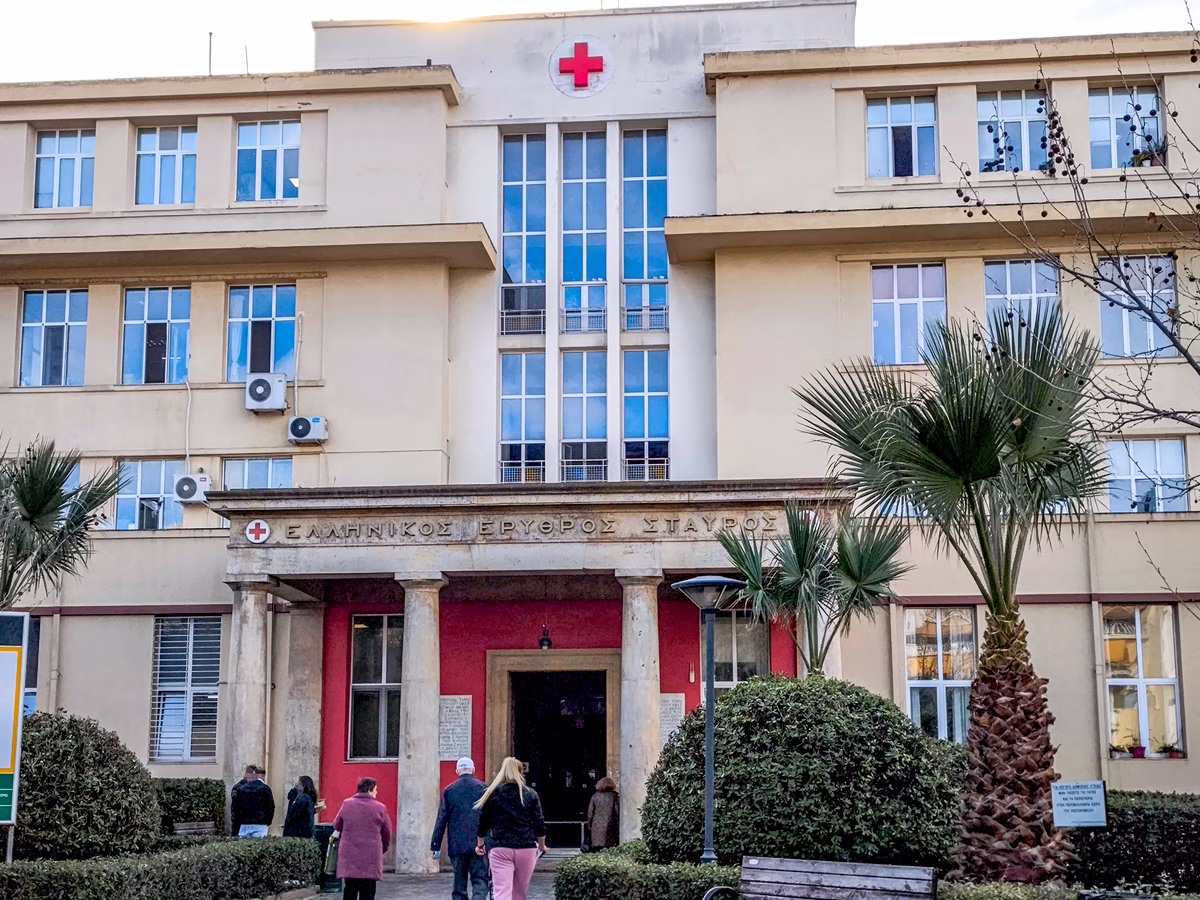 Angriff auf Pflegepersonal im Krankenhaus Rotes Kreuz: Ein Patient schlägt eine Krankenschwester, Kopf prallt gegen Tür – POEDIN prangert Gewalt an