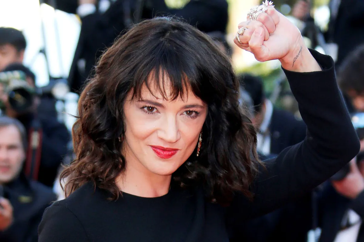 Asia Argento erhält Lebenswerk-Preis in Locarno und reflektiert über Demut