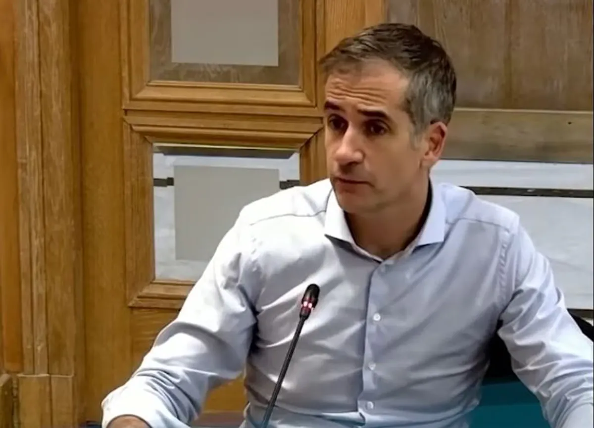 Bakoyannis kritisiert Stadtrat: Forderungen zu Schulen, Sicherheit und Springbrunnen