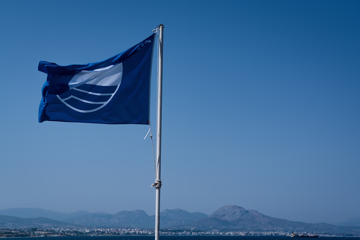 Blaue Flagge 2026: 17 Strände Attikas erfüllen die hohen Qualitätsstandards