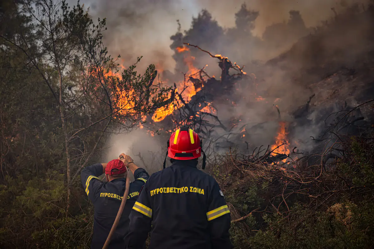 Brand in Gerakas unter Kontrolle gebracht – Umfangreiche Einsatzkräfte vor Ort