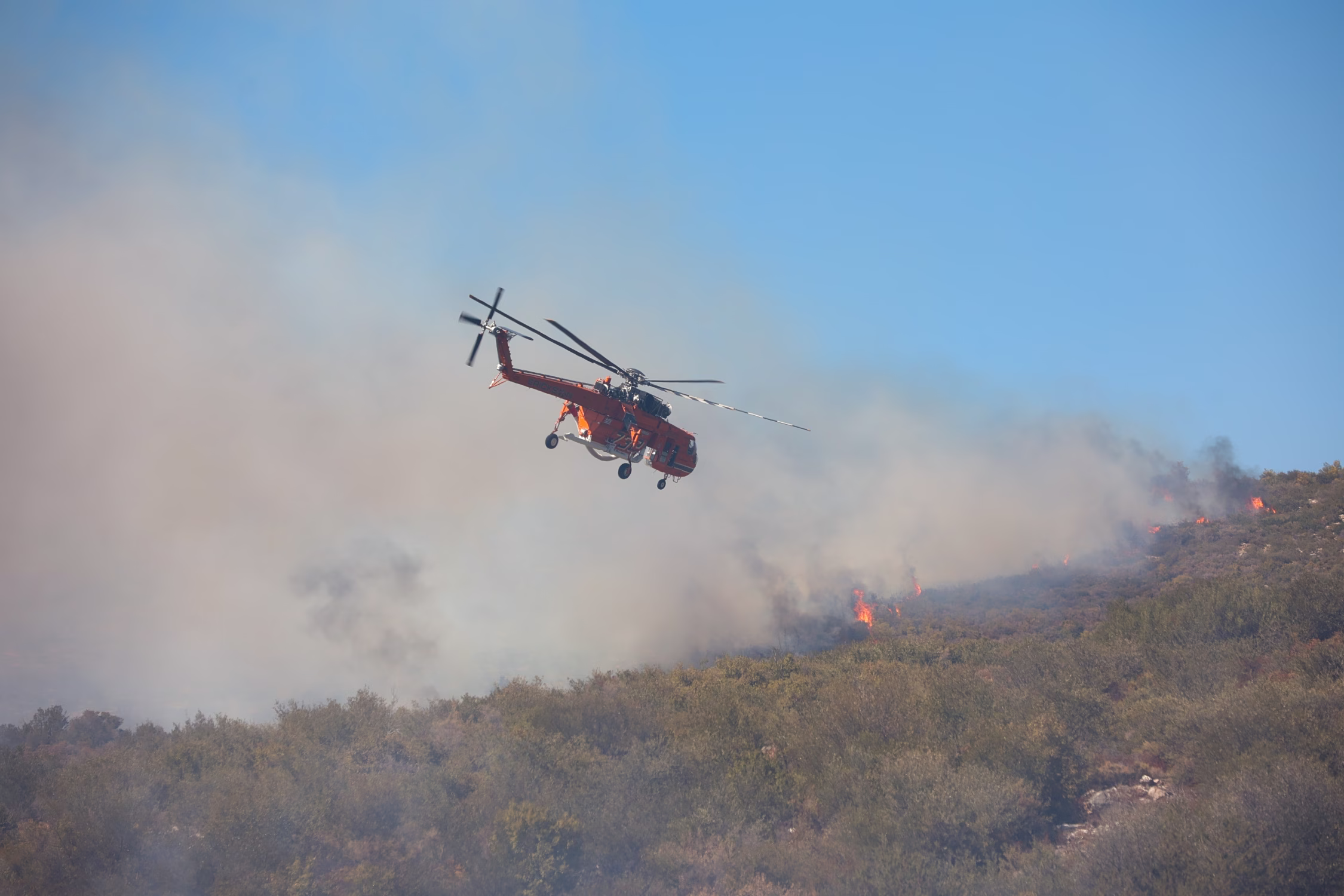 Brandgefahr im Evros: Waldbrand bei Spilaio Orestiada löst Helikoptereinsatz aus