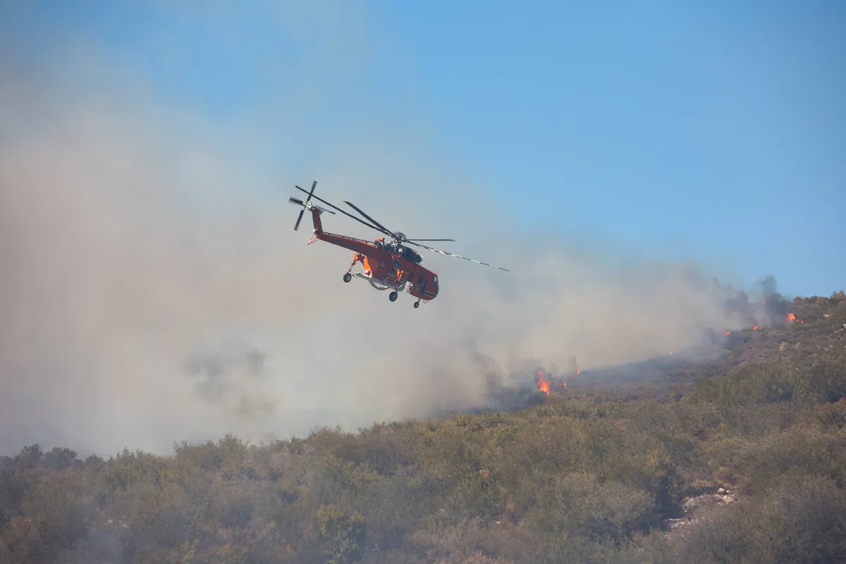 Brandgefahr im Evros: Waldbrand bei Spilaio Orestiada löst Helikoptereinsatz aus