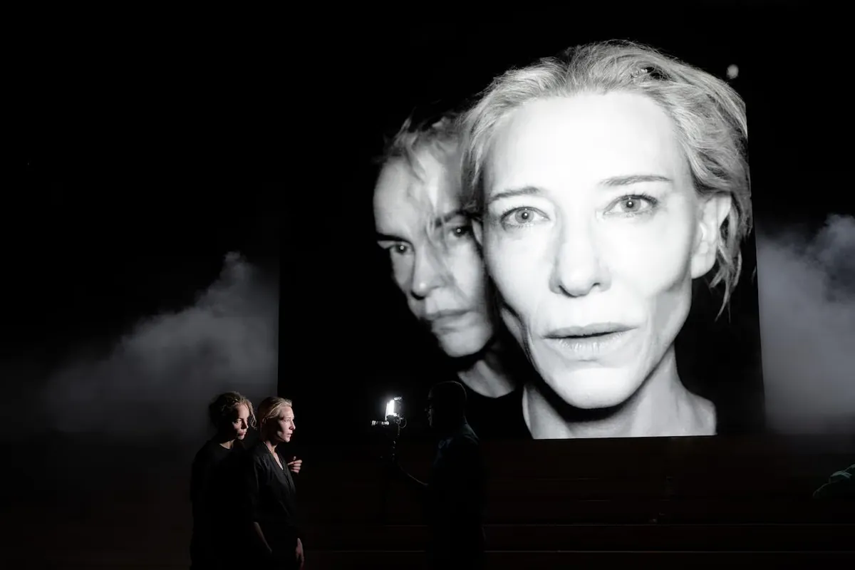 Cate Blanchett bittet während Electra/Persona: Bitte keine Videos drehen