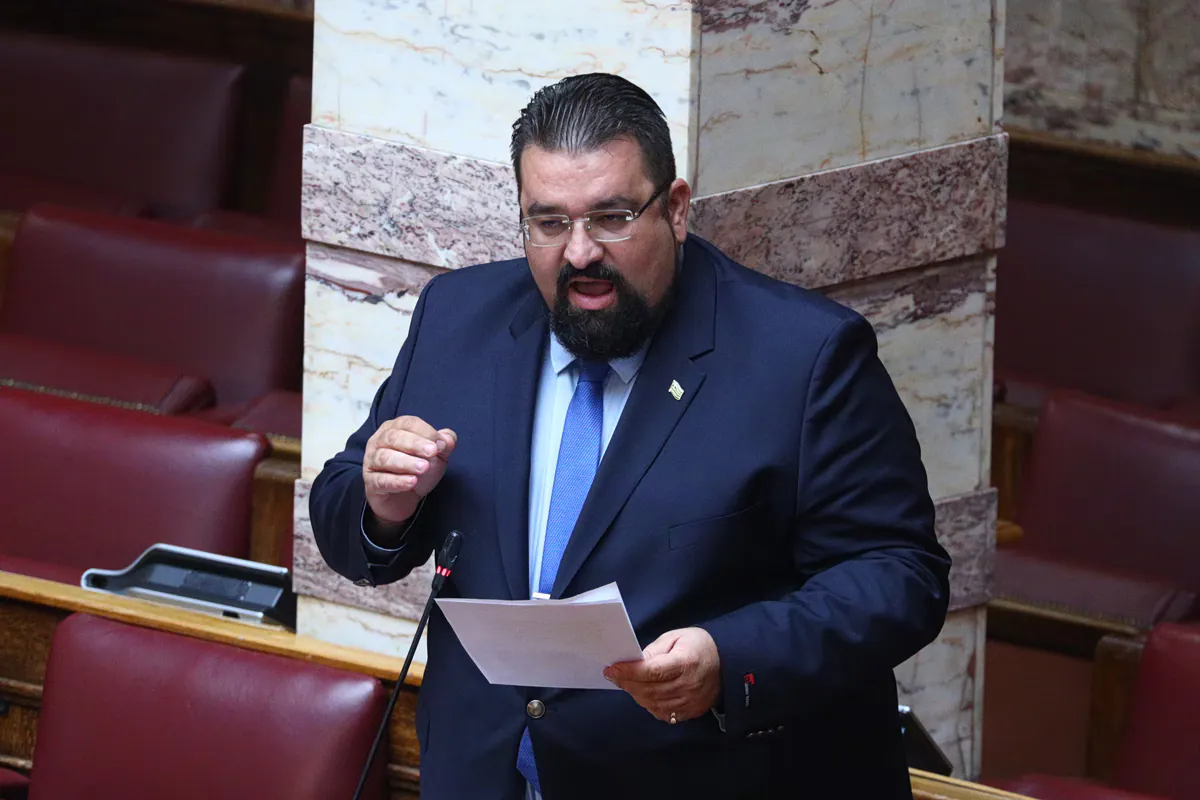 Der ehemalige Spartiaten-Abgeordnete Athanasios Chalkias erklärt seine Unterstützung für die Ελληνική Λύση, ohne der Fraktion beizutreten.