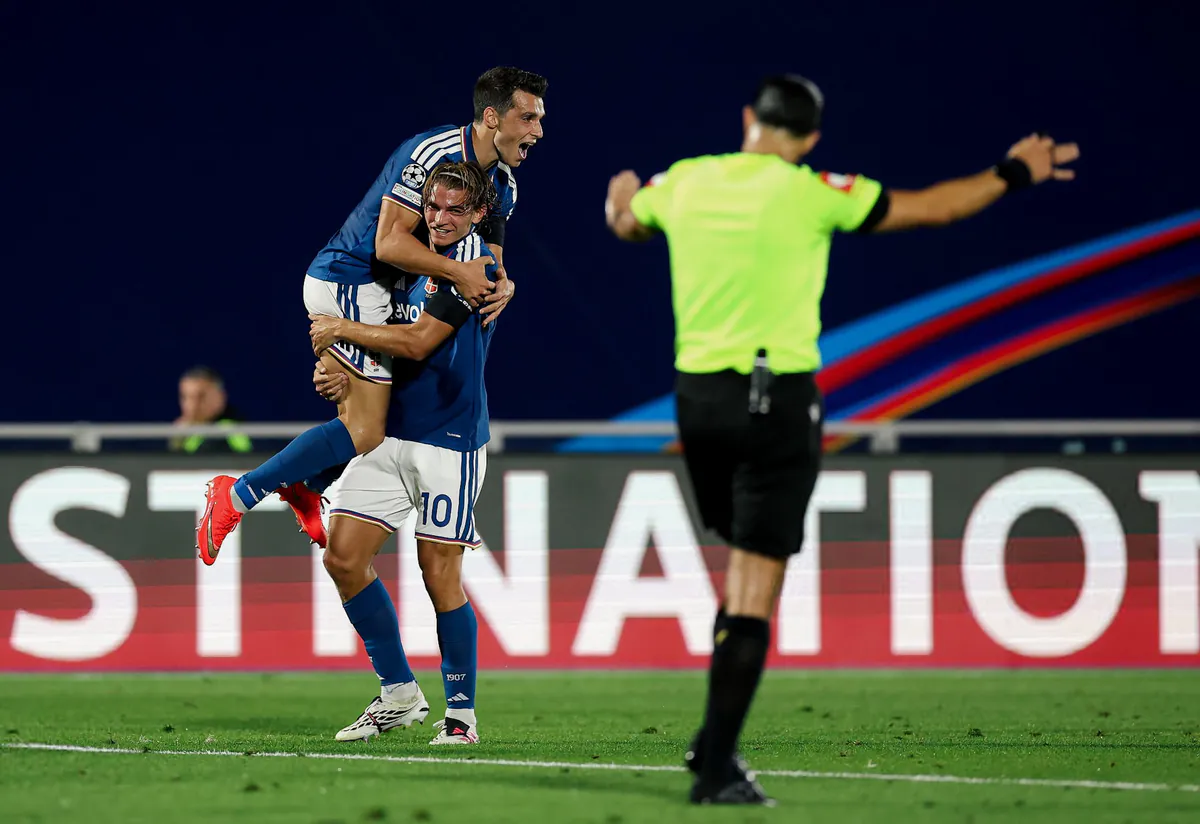 Como dominiert Leipzig mit historischem 4-1-Sieg