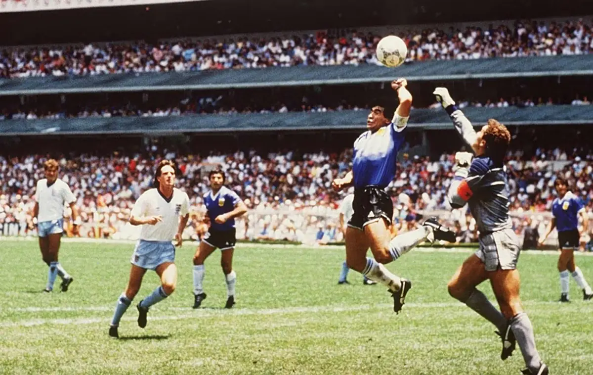 Die "Hand Gottes" von Maradona: Ein historischer Ball unter dem Hammer