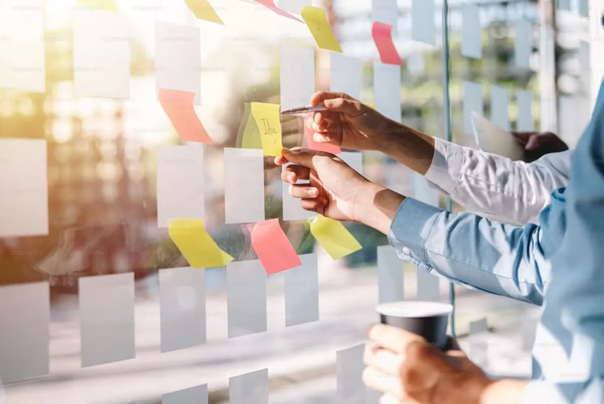 Die Rückkehr von Stift und Papier: Warum die Gen Z analoge Werkzeuge im Büro wiederentdeckt
