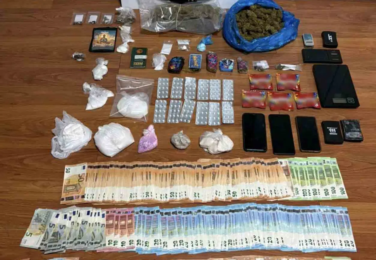 Drogenring in Griechenland aufgedeckt: Dealer, Psychologe und Sängerin verhaftet