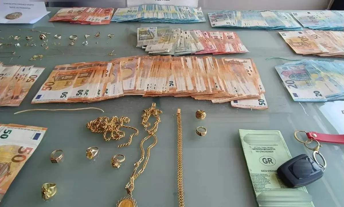Polizei nimmt 23-Jährige in Attika fest: Bande erbeutete über 130.000 Euro durch Wohnungseinbrüche