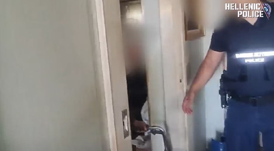 EL.AS. Veröffentlicht Video von Rettung einer älteren Frau aus Kouvaras-Brand