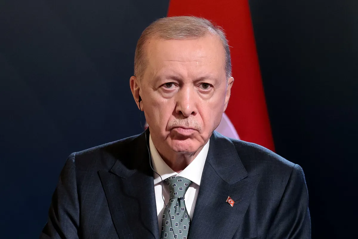 Erdoğan spricht Familien der Opfer sein Beileid aus – Türkei setzt Suche nach Vermissten fort