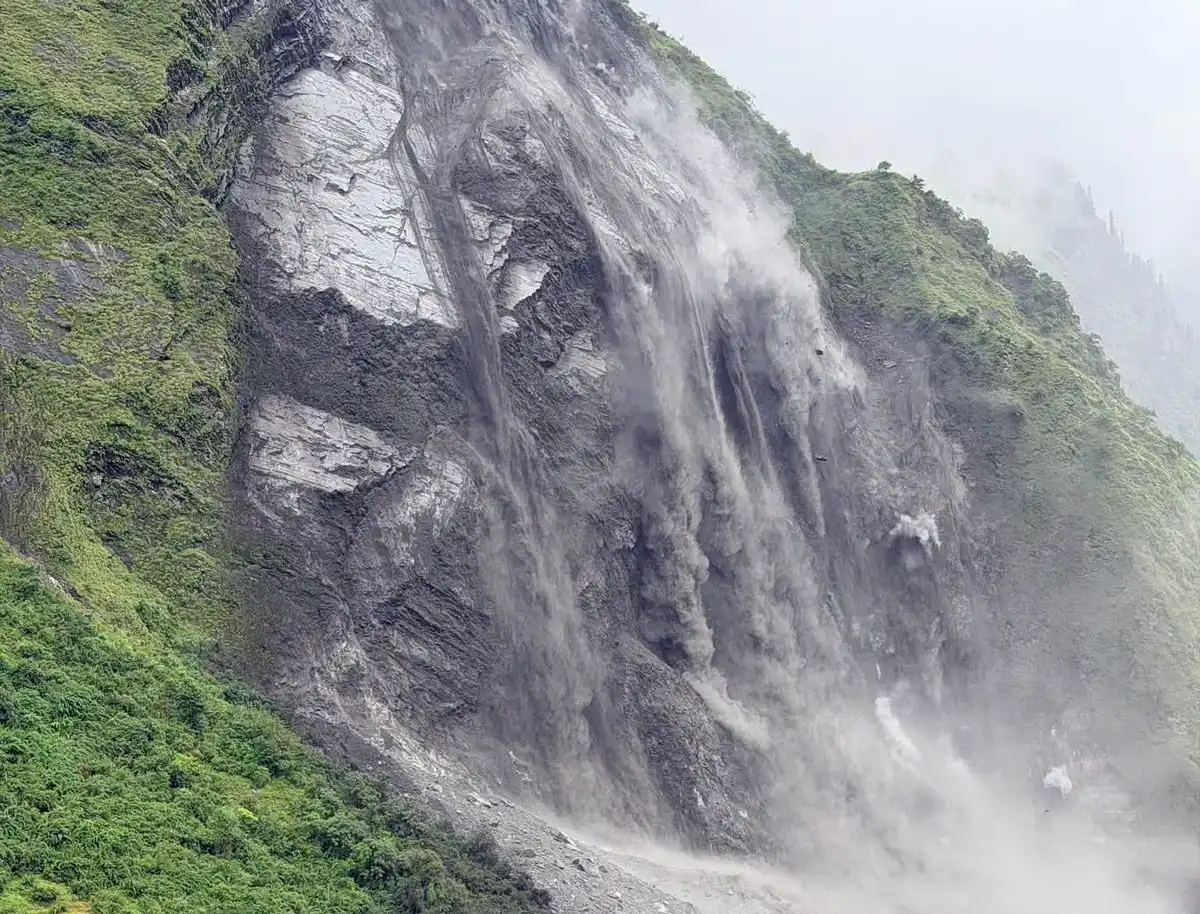 Erdrutsch in Nepal blockiert Fluss und alarmiert Dörfer