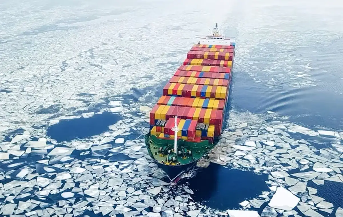 Erstes Containership durchquert Arktis und erreicht Murmansk