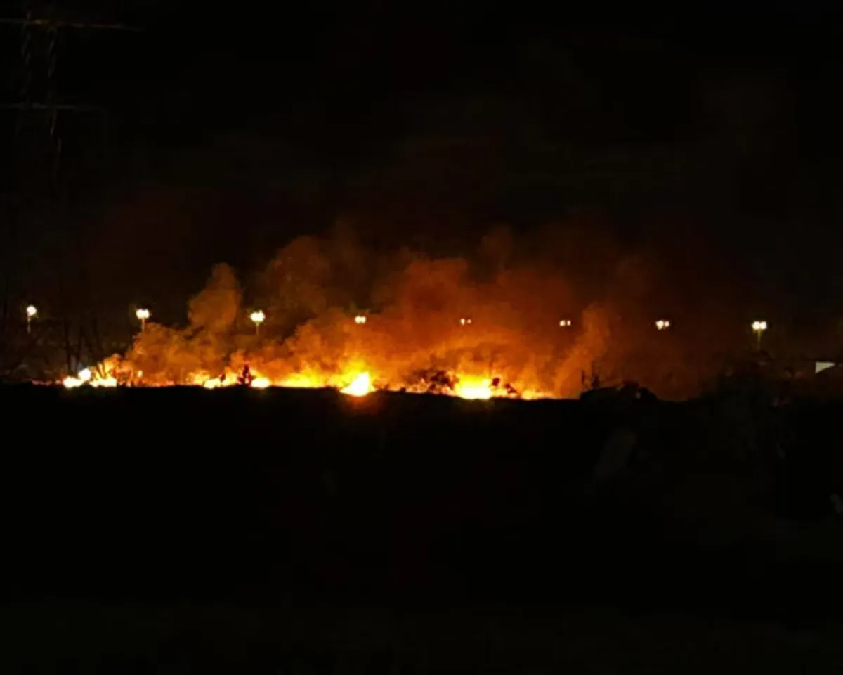 Feuer in Aspropyrgos nahe Proastiakos-Gleisen ausgebrochen