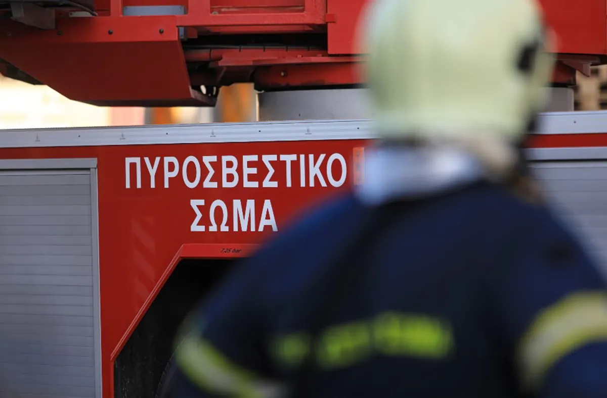 Feuerwehr befreit zweijähriges Mädchen in Patras aus verschlossenem Auto