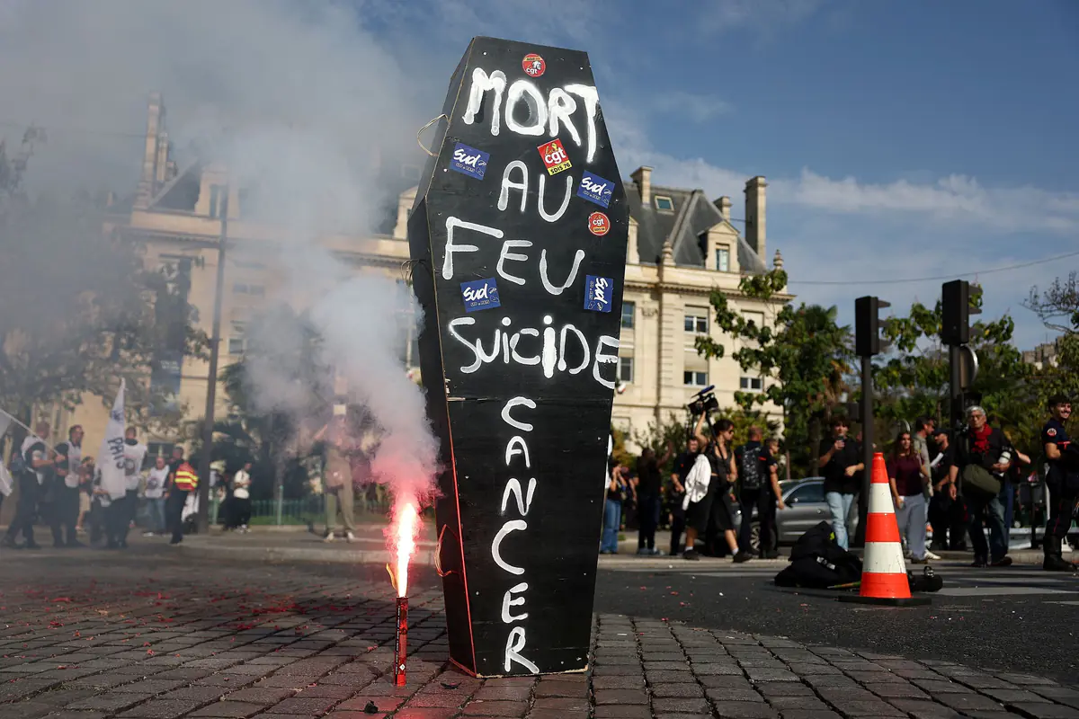 Proteste in Frankreich: Massive Unruhen gegen Macrons Sparpläne
