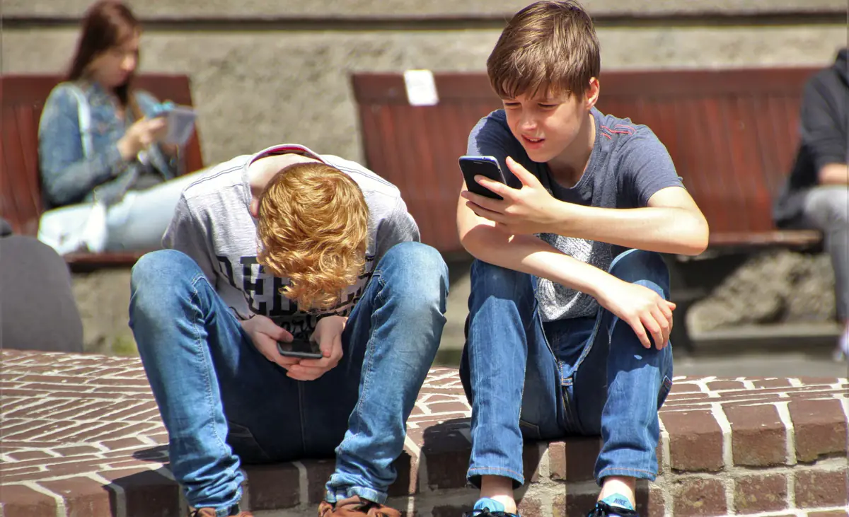 Französisches Verbot von Social Media für Minderjährige als verfassungswidrig eingestuft