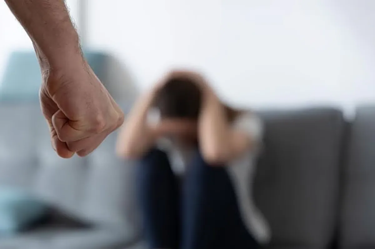 Gewalttätiger Vorfall in Kalamaria: Partnerin schwer verletzt, 29-Jähriger verhaftet