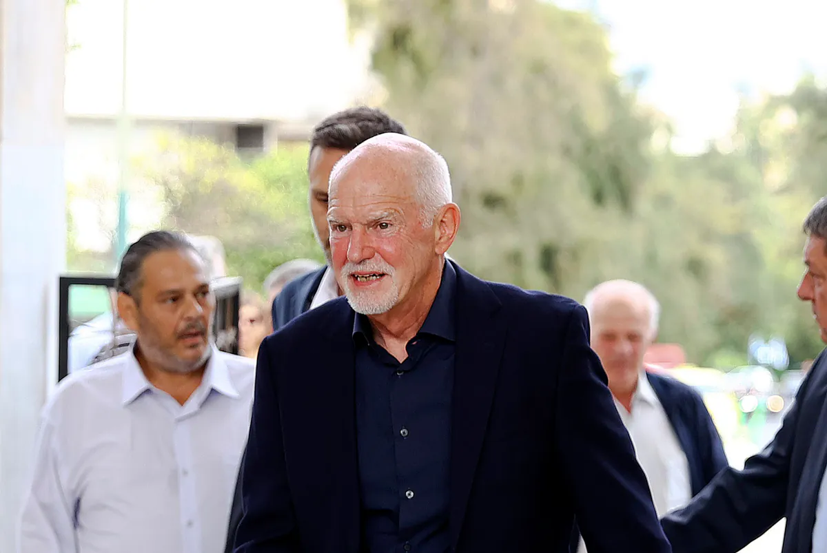 Giorgos Papandreou hat seine Mutter Margarita Papandreou bei der Beerdigung im Ersten Friedhof von Athen emotional verabschiedet