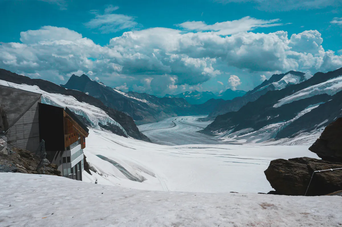 Gletscherschmelze am Hüfifirn-Gletscher legt Wrackteile eines 1963 abgestürzten Flugzeugs frei