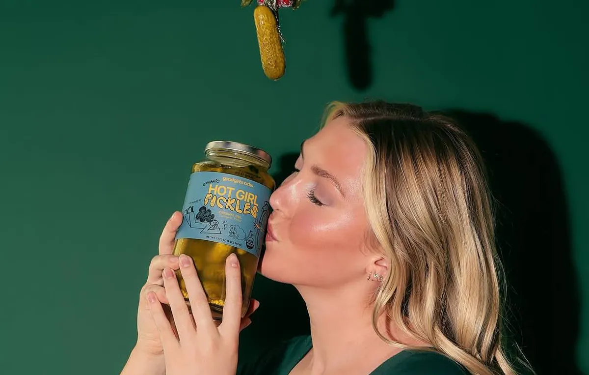 Good Girl Snacks hat mit Hot Girl Pickles eine Bewertung von über 8,5 Millionen US-Dollar erreicht und 3 Millionen US-Dollar Finanzierung erhalten. Die Gründerinnen Leah Marcus und Yasaman Bakhtiar nutzen TikTok-Trends und farbenfrohe Verpackungen, um das klassische Gurkenpickel in ein Statussymbol für die Gen Z zu verwandeln. Der Artikel zeigt, wie das Unternehmen Whole Foods und Erewhon erreicht und welche Markttrends dahinterstehen.