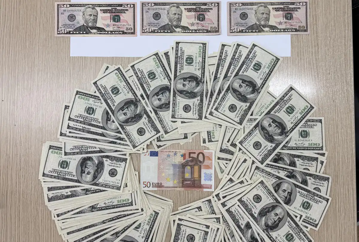 Drei Personen mit 434 gefälschten 100-Dollar-Banknoten festgenommen
