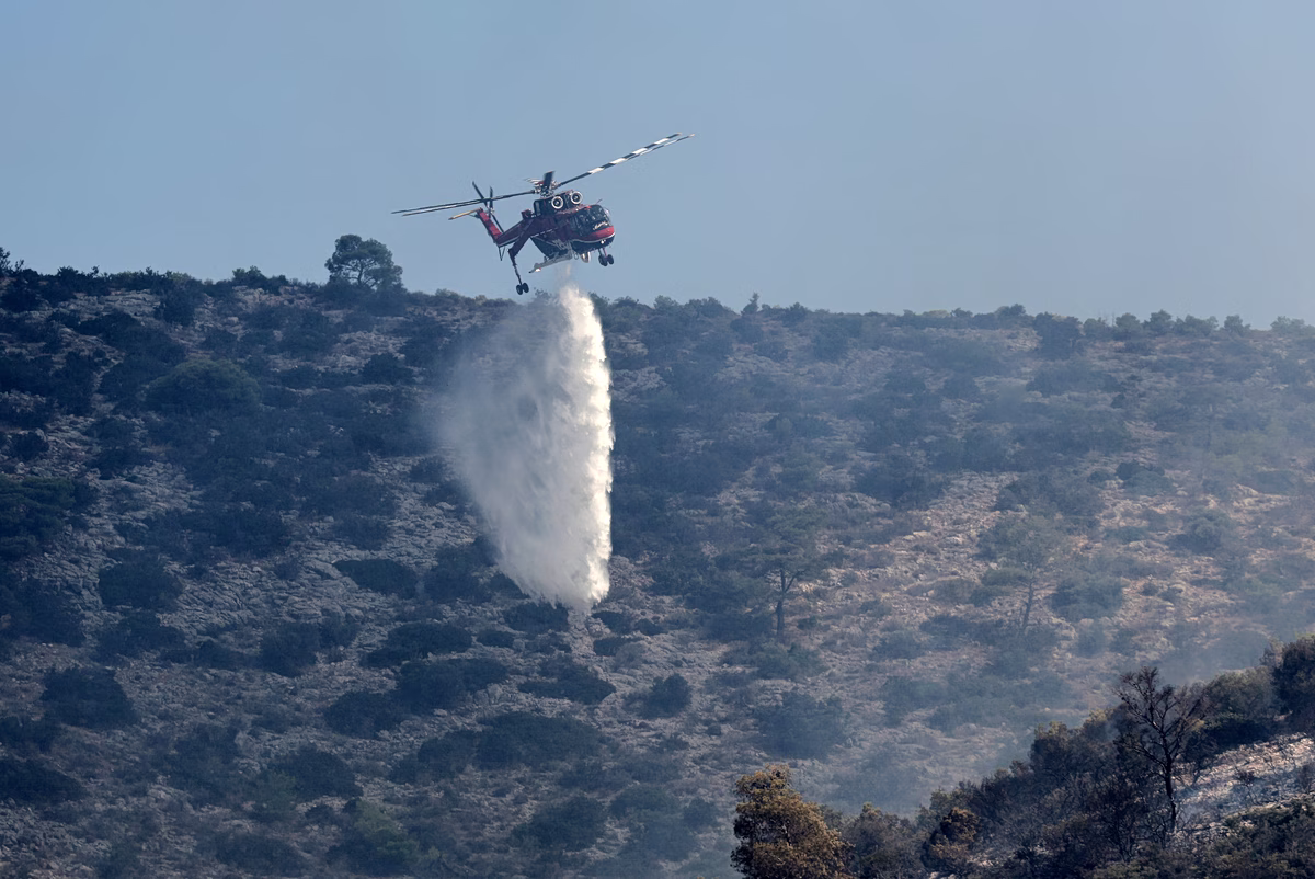 Großbrand auf Chalkidiki: Flammen bedrohen Häuser und Evakuierungen von Stränden