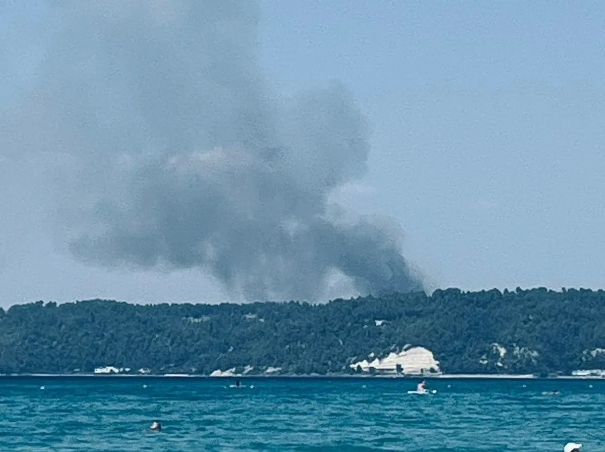 Großer Waldbrand in Siviri, Chalkidiki: 122 Feuerwehrleute und 12 Löschflugzeuge im Einsatz – Evakuierungsaufforderung über 112