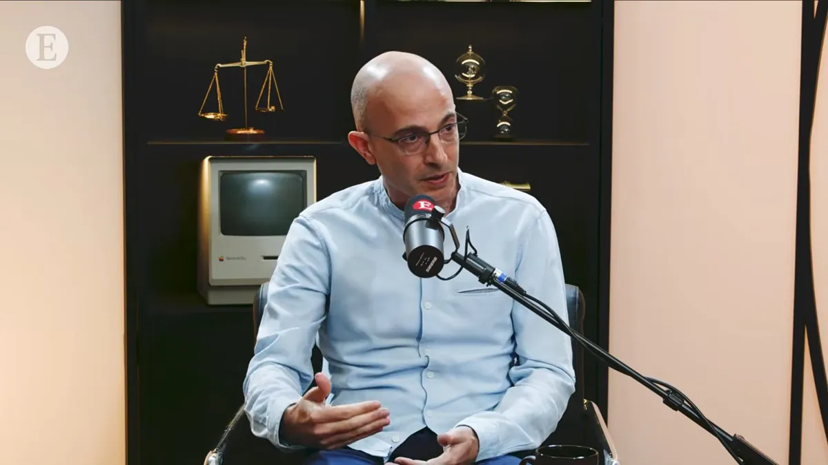 Harari: In zehn Jahren könnten Menschen die Kühe und Hühner der KI sein