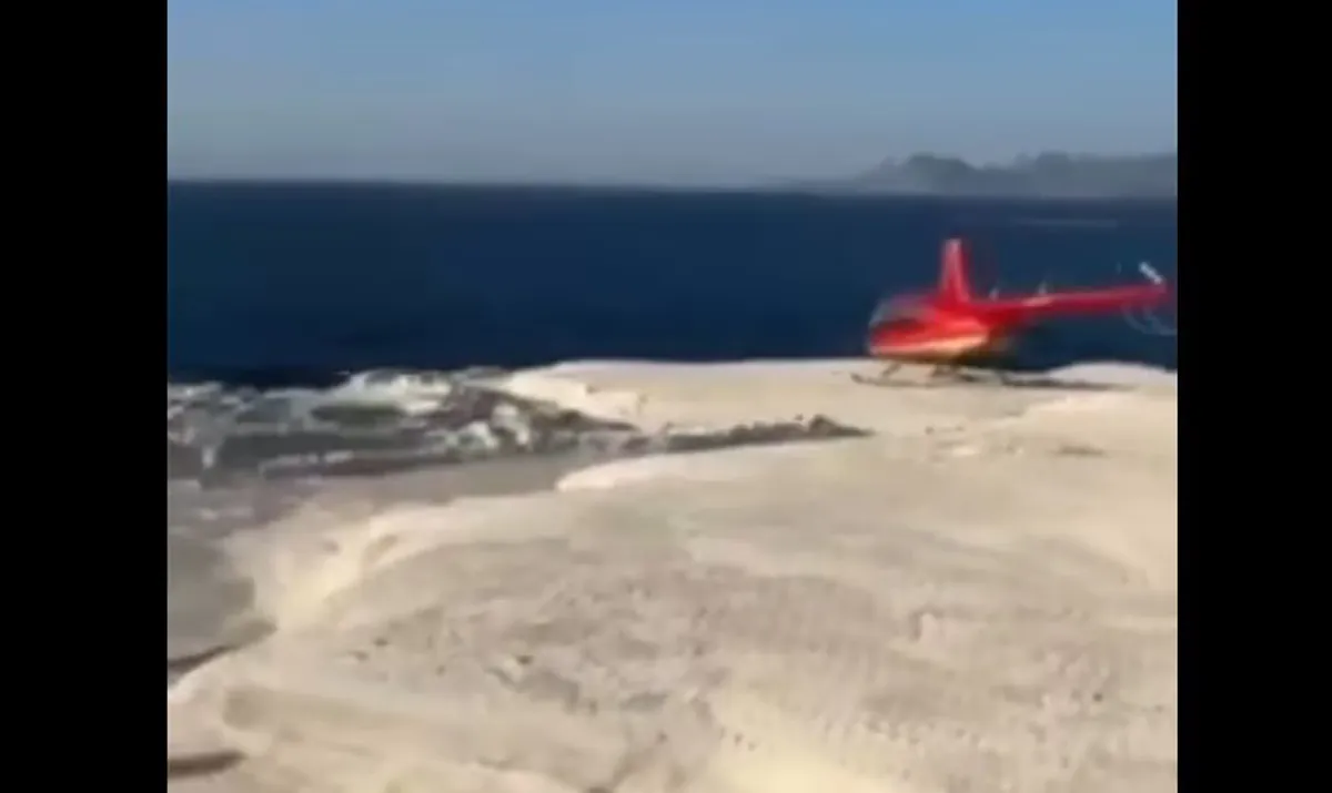Hubschrauberlandung am Sarakiniko auf Milos sorgt für Aufsehen