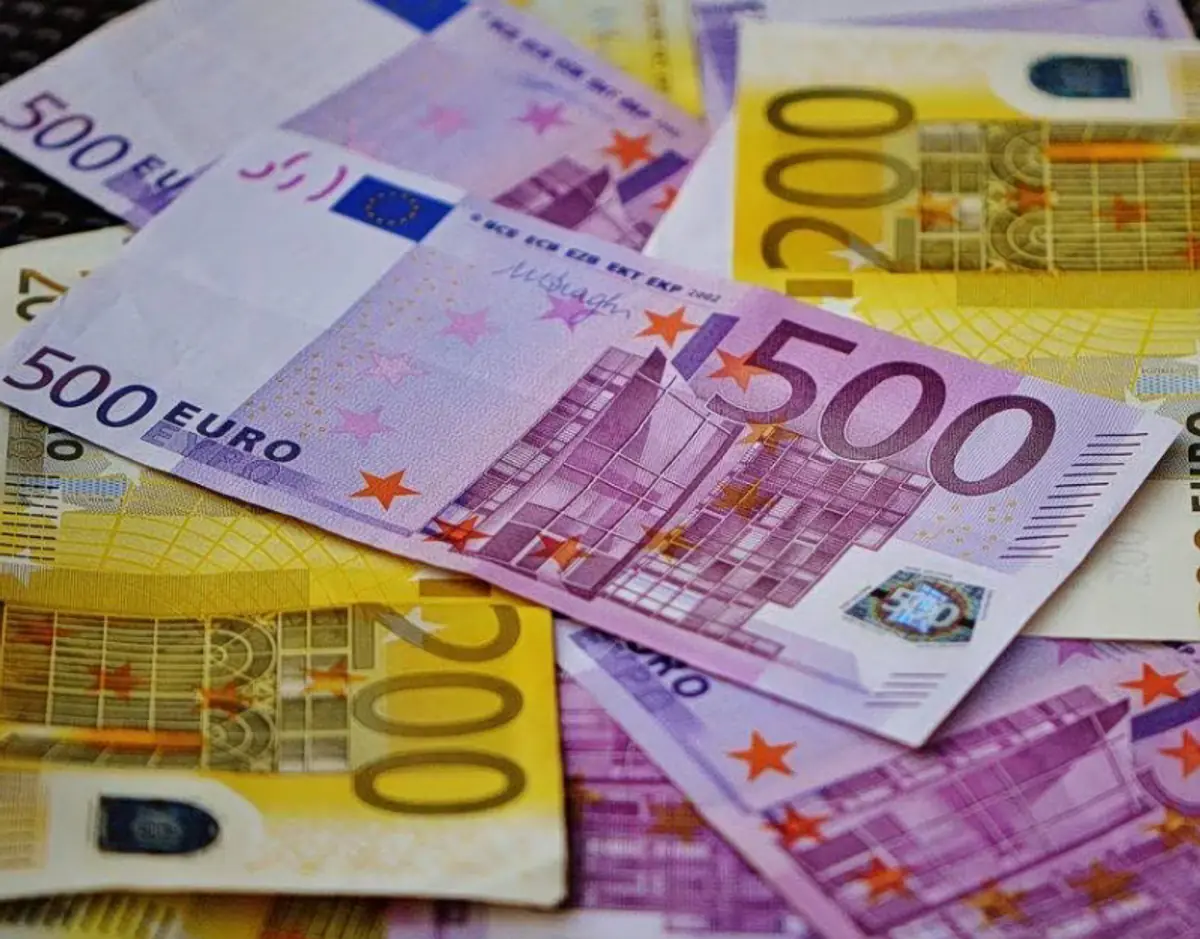 Intrum Report 2026: Sechs von zehn Griechen leihen sich Geld für Rechnungen