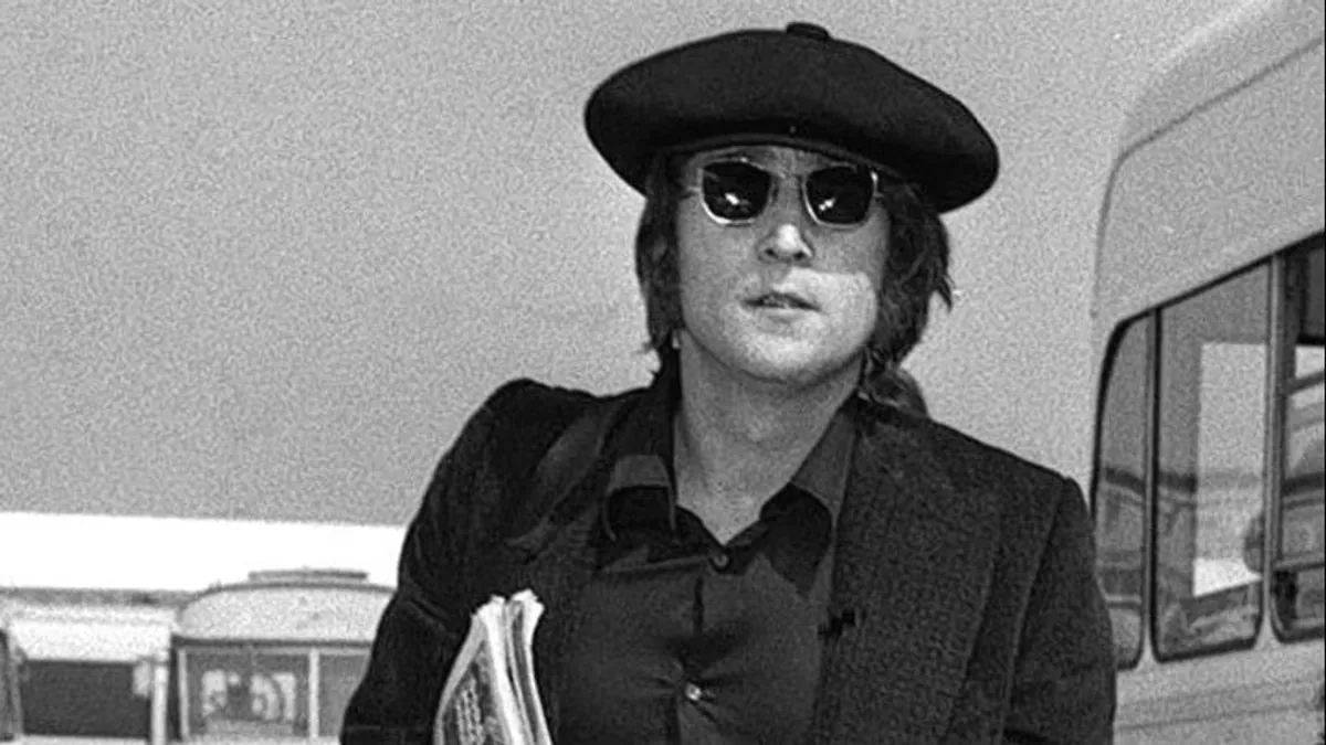 John Lennon Statue auf Penny Lane wird bei Omega Auktion verkauft