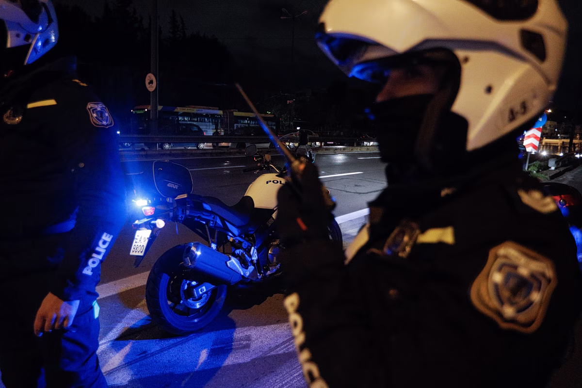Jugendlicher Motorradfahrer in Volos wegen Verkehrsverstößen und Angriff auf Beamten festgenommen