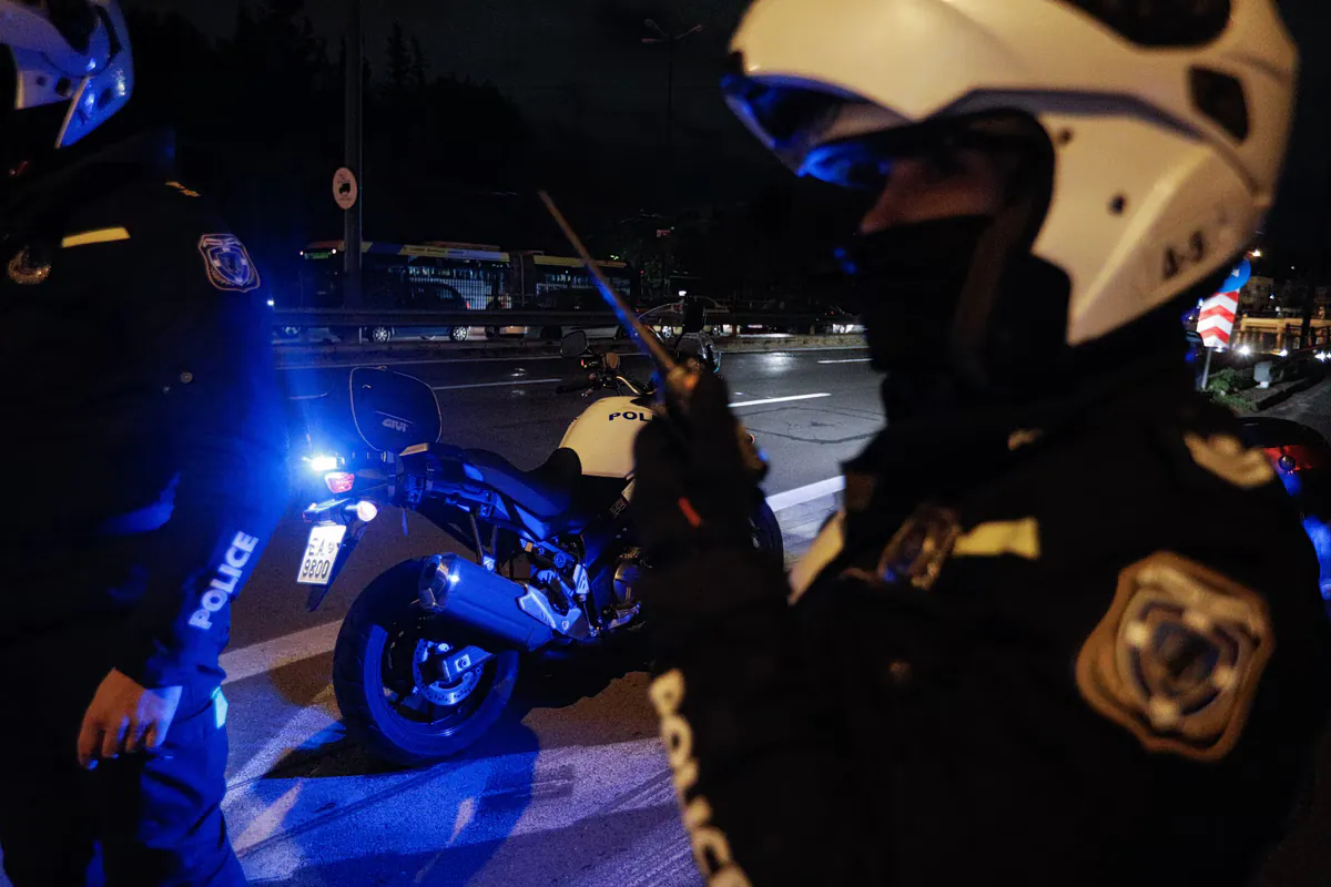 Jugendlicher Motorradfahrer in Volos wegen Verkehrsverstößen und Angriff auf Beamten festgenommen
