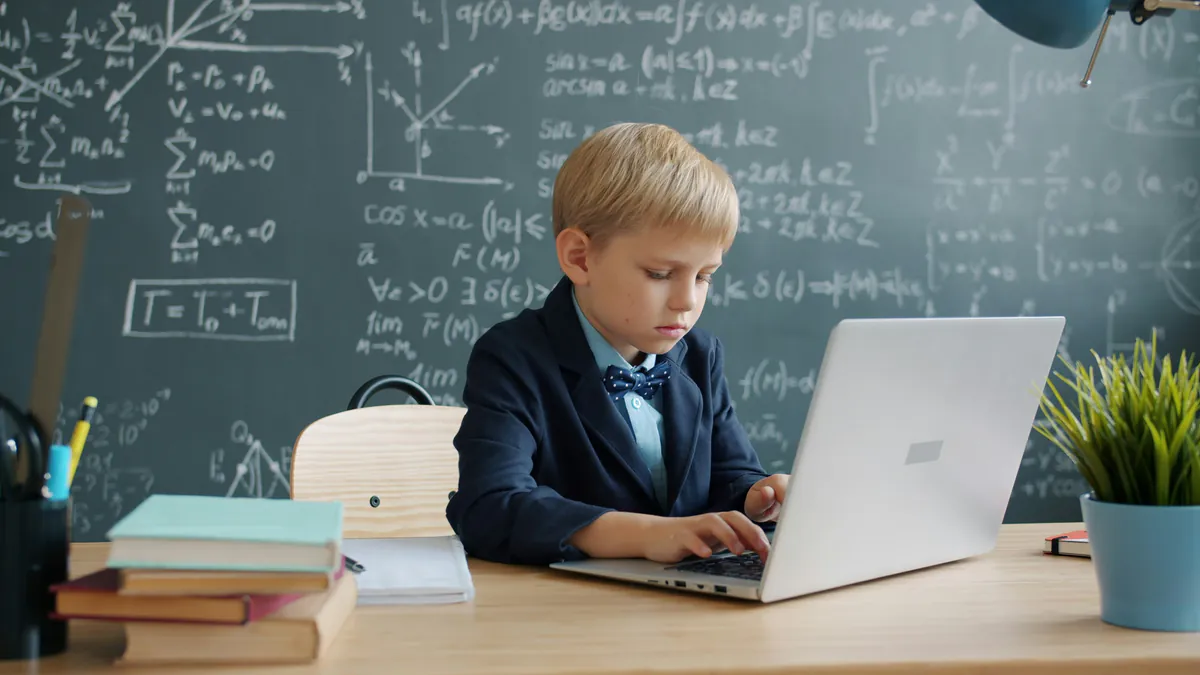 Künstliche Intelligenz in Schulen: Schüler schreiben besser, lernen aber weniger?