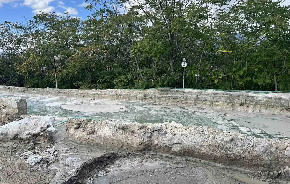 Kifisos Verschmutzung: Betonabfälle in Metamorfosi