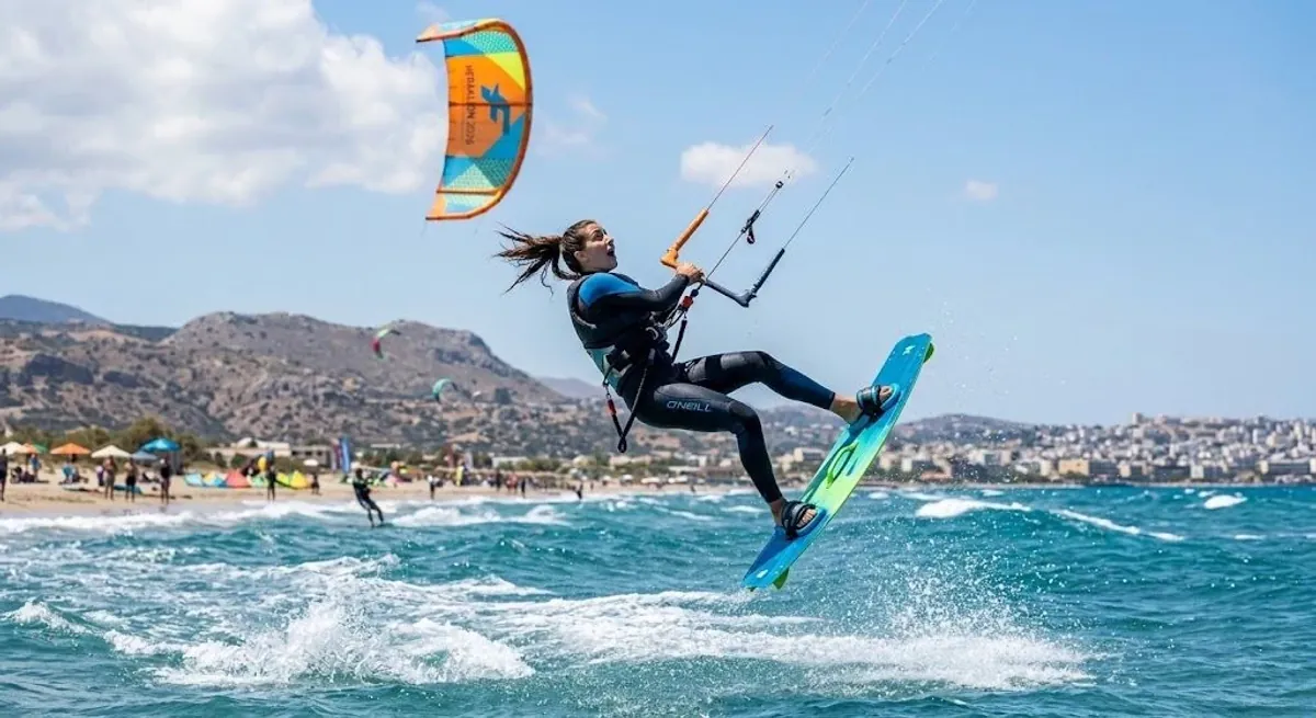 Kitesurferin landet auf Hausdach: 38-Jährige nach Unfall auf Kreta schwer verletzt