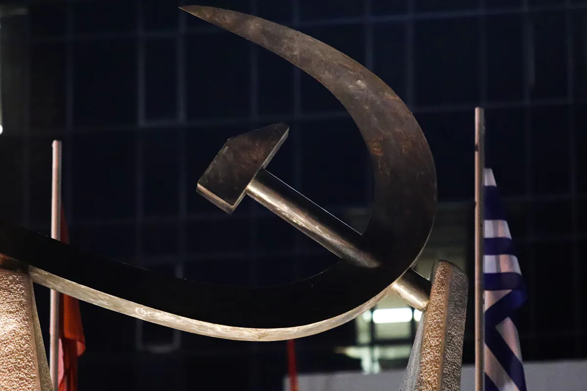 KKE feuert Kritik auf Regierung, PASOK und ELAS wegen Bildung und nationalem Abitur