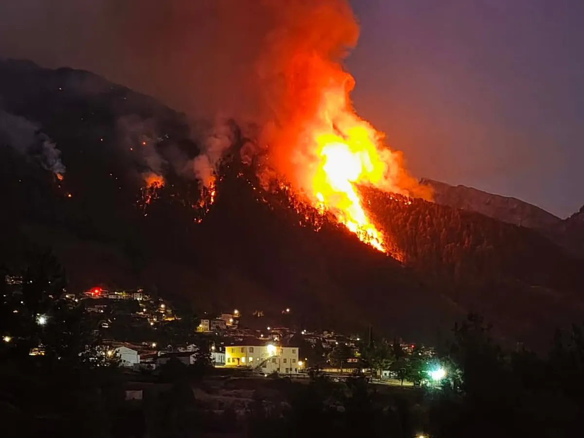 Konitsa: Satelliten erfassen Dutzende aktive Brandherde – Feuer nähert sich Siedlung
