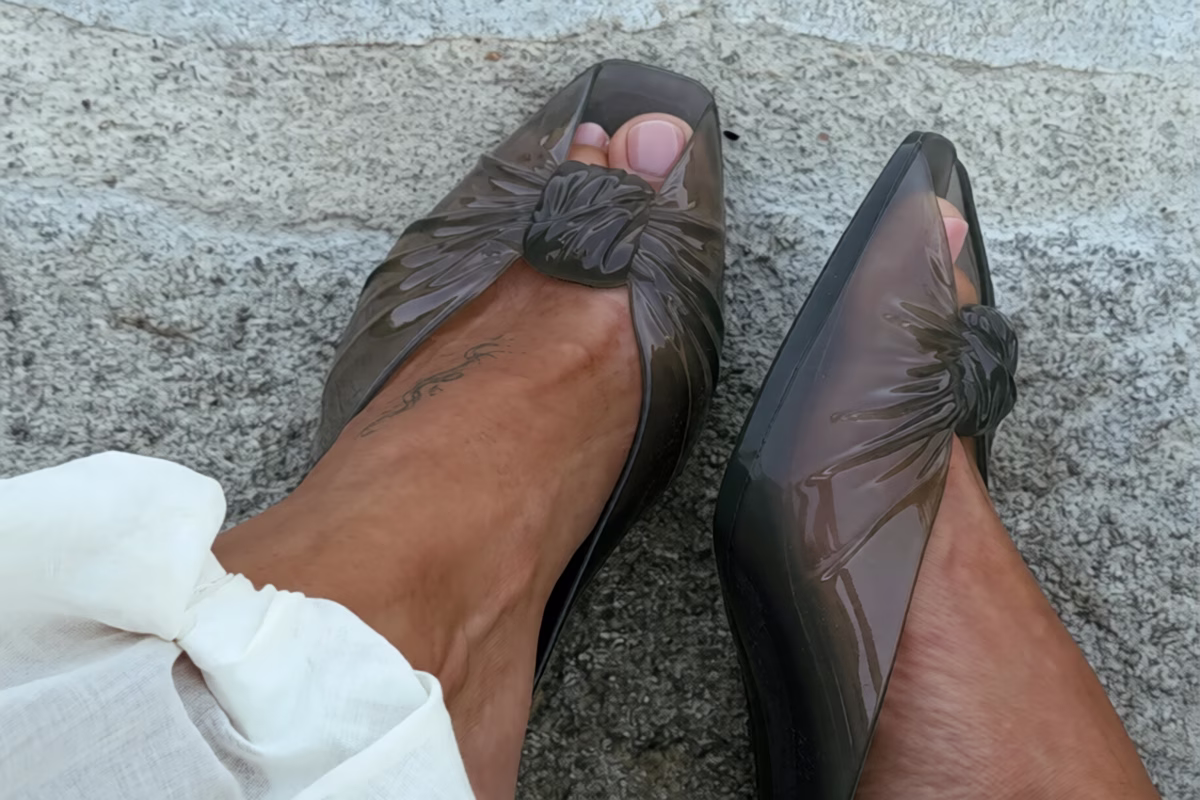 Kunststoffschuhe: Der umstrittene Trend, der den Sommer 2026 dominiert
