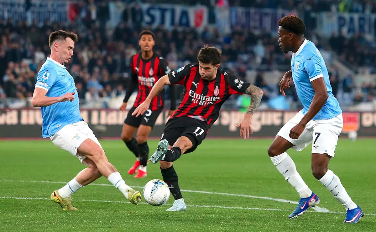 Lazio Mailand führte zur Halbzeit mit 2-0, doch AC Mailand glich durch zwei Tore von Moreira innerhalb von zwei Minuten aus. Das 2-2 im Olympiastadion hält Lazio bei drei Punkten Vorsprung in der Tabelle. Der Bericht fasst Verlauf, Torschützen und Aufstellungen zusammen.