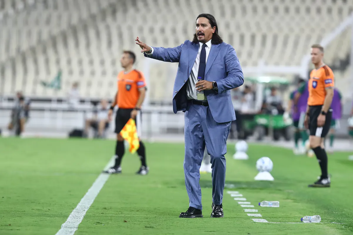 Sebastian Leto, Trainer von Kifisia, sieht in der roten Karte gegen Zolimboua den entscheidenden Faktor für die 1:3-Niederlage gegen Panathinaikos. Die Mannschaft habe lange den Rhythmus kontrolliert, doch die Unterzahl habe die Situation verändert.