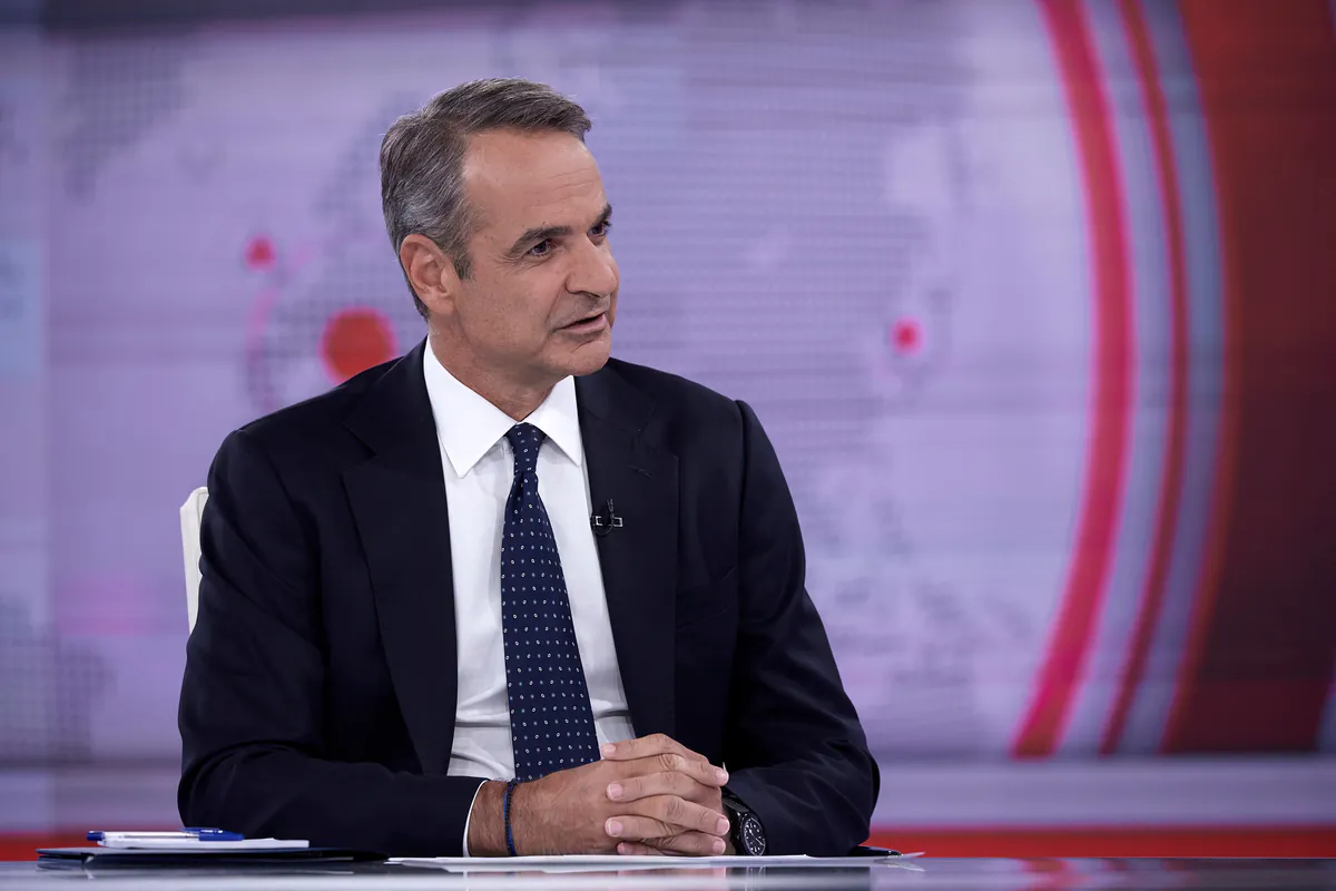 Mitsotakis präsentiert Maßnahmen gegen hohe Energiepreise, bewertet wirtschaftliche Fortschritte und nimmt die Opposition ins Visier