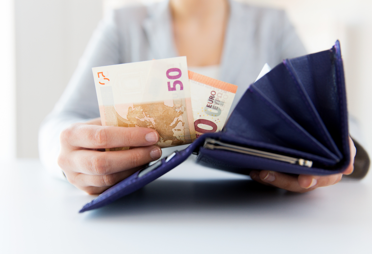 OECD-Bericht widerlegt Regierungsnarrativ: Pro-Kopf-Einkommen in Griechenland sinkt um 3,6%